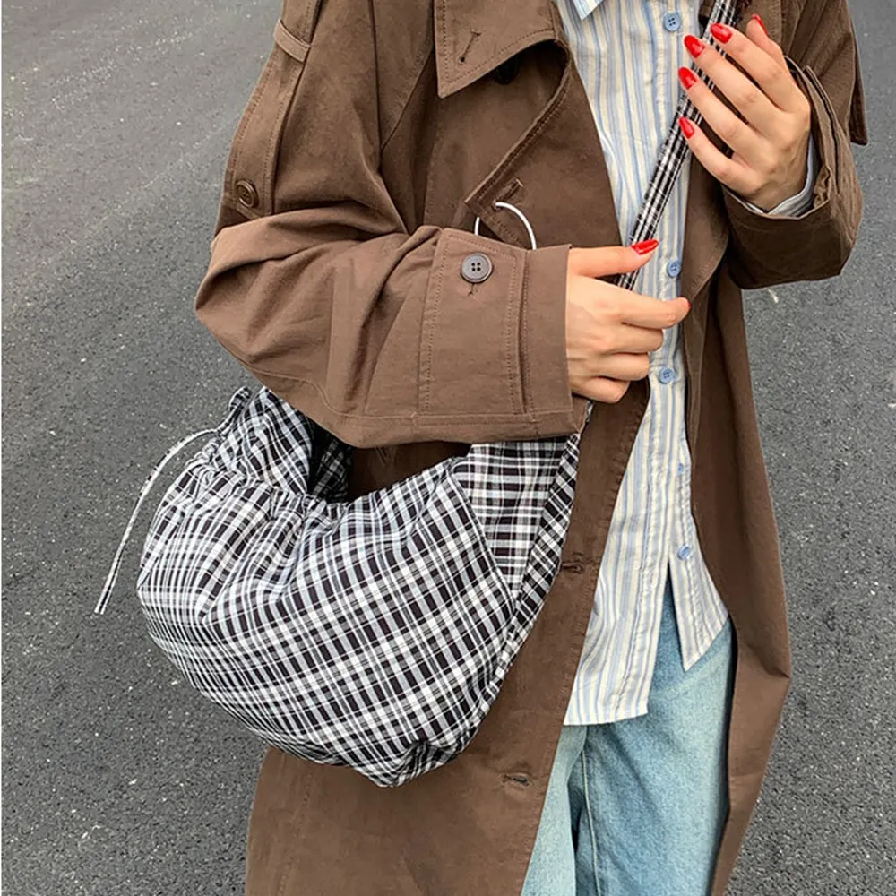 35001 韓版百搭格子餃子包.通勤輕便抽繩斜背包 | 雨朵防水包包專賣店 35001 韓版百搭格子餃子包.通勤輕便抽繩斜背包 | 雨朵防水包包專賣店