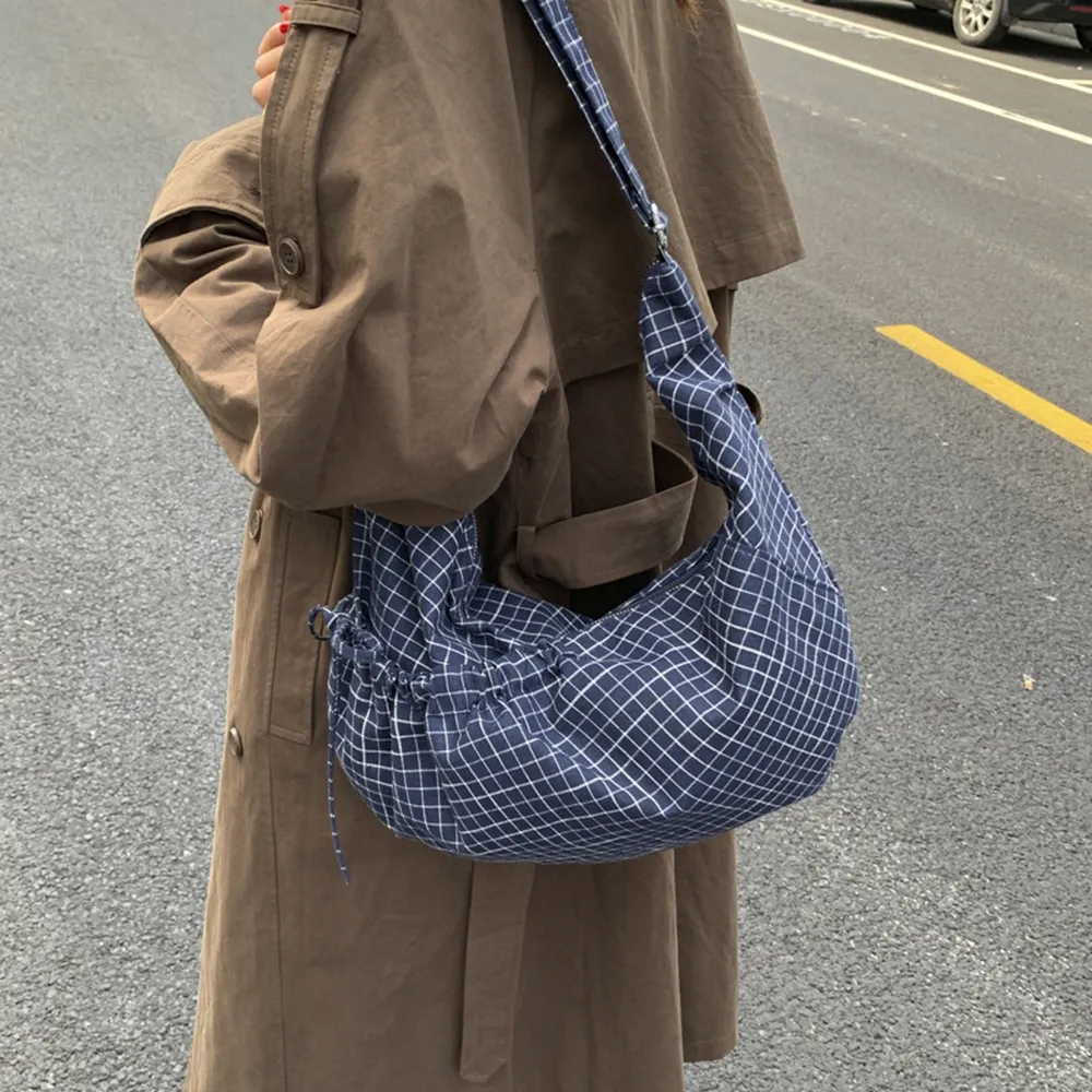 35001 韓版百搭格子餃子包.通勤輕便抽繩斜背包 | 雨朵防水包包專賣店 35001 韓版百搭格子餃子包.通勤輕便抽繩斜背包 | 雨朵防水包包專賣店