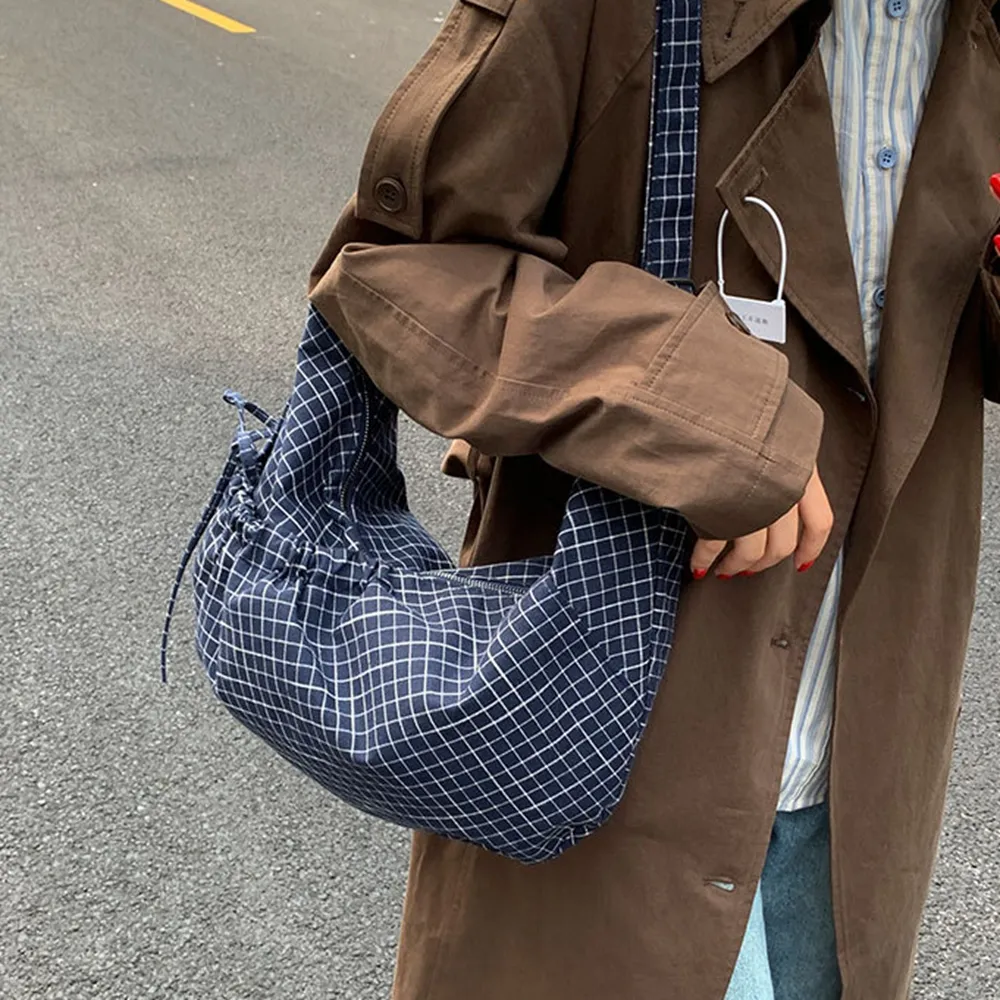 35001 韓版百搭格子餃子包.通勤輕便抽繩斜背包 | 雨朵防水包包專賣店 35001 韓版百搭格子餃子包.通勤輕便抽繩斜背包 | 雨朵防水包包專賣店