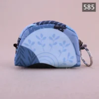 585