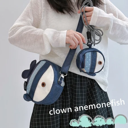S038｜可愛小魚造型斜背包 牛仔拼布肩背包 立體魚尾零錢包 隨身收納小包